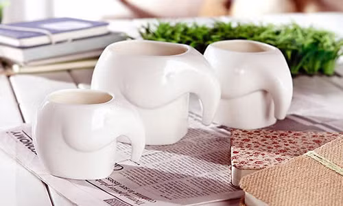 Tách uống trà hình voi xinh xắn.