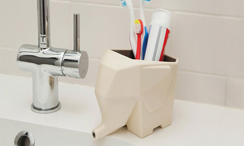 Chiếc lọ đựng bàn chải, kem đánh răng hình voi.