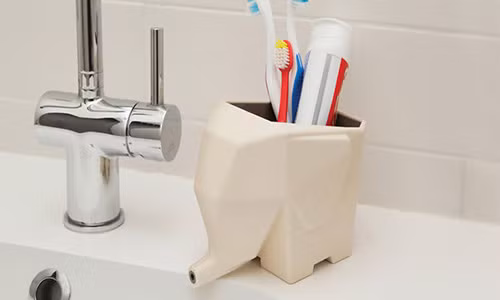 Chiếc lọ đựng bàn chải, kem đánh răng hình voi.