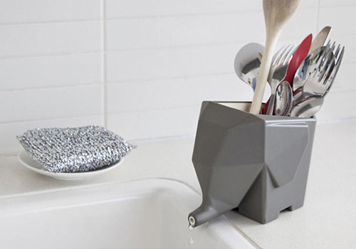 Chiếc lọ đựng này có cả vòi thoát nước.