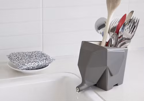 Chiếc lọ đựng này có cả vòi thoát nước.