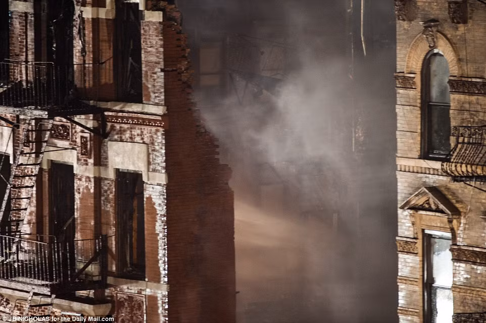 Các tòa nhà đều được xây theo kiểu chung cư tầng thấp (5 tầng).