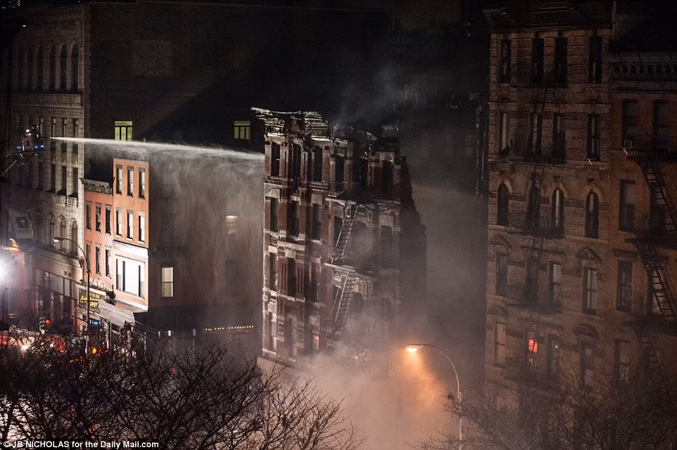 Hai tòa chung cư bị sập đều nằm ở vùng East Village, nơi có nhiều cơ sở kinh doanh, nhà hàng và chung cư nhỏ.