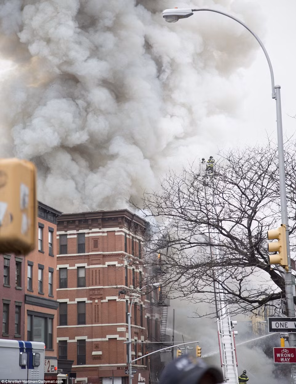 Khói bốc nghi ngút lan tỏa sang các tòa nhà bên cạnh.