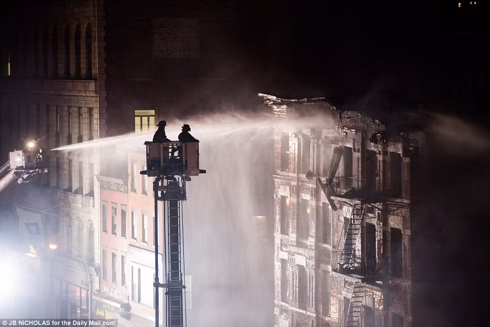 Tổng cộng có 49 căn hộ trên bốn căn chung cư.