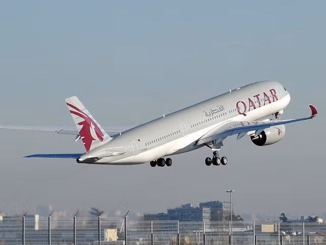 Skytrax đã bình chọn ra top 10 hãng hàng không tốt nhất thế giới năm nay dựa trên các cuộc điều tra độc lập đối với 18,9 triệu hành khách từ 110 quốc gia khác nhau trên thế giới. Đứng đầu danh sách là Qatar Airways - hãng hàng không 5 sao có trụ sở tại Doha, Qatar, phục vụ hơn 140 điểm đến trên toàn thế giới.