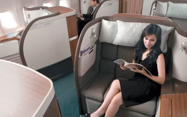 3. Cathay Pacific Airways, Hong Kong: Hãng bay này được Skytrax đánh giá cao về dịch vụ giải trí trên khoang và phi hành đoàn. Hãng bay Hong Kong cũng nổi tiếng về chất lượng đồ ăn và ghế ngồi thoải mái tại tất cả các hạng vé.