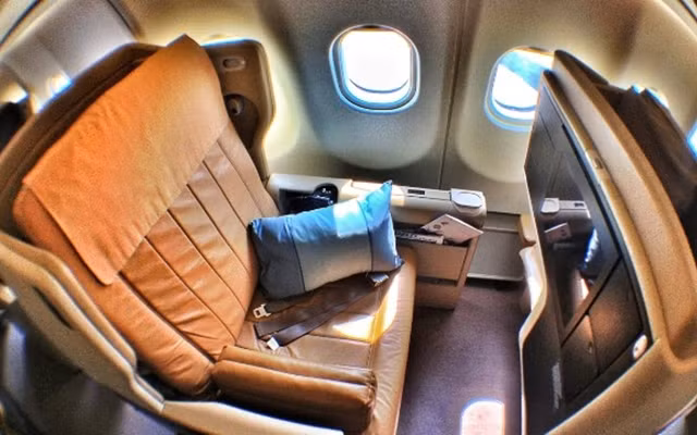 2. Singapore Airlines: Hãng hàng không của Singapore nổi tiếng với dịch vụ TV cá nhân và khăn nóng trước khi cất cánh. Máy bay của họ cũng được trang bị ghế có thể ngả ra, đèn đọc sách và ổ điện cá nhân.