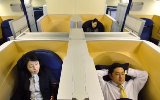 7. All Nippon Airways (ANA) của Nhật Bản: All Nippon Airways là hãng hàng không quốc tế lớn nhất Nhật Bản và sở hữu lượng Boeing 787 Dreamliners đông đảo nhất thế giới. Nhiều máy bay của hãng, kể cả khoang phổ thông, đều trang bị loại ghế ngồi có thể ngả ra, ổ cắm điện và cả cổng cắm USB.