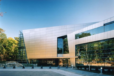 IBM đứng thứ 8 trong danh sách. IBM đã hoạt động tại Việt Nam trong giai đoạn từ năm 1938 đến năm 1975. IBM luôn cố gắng để nhân viên của mình ít chịu ảnh hưởng bởi thứ bậc hơn khi làm việc.