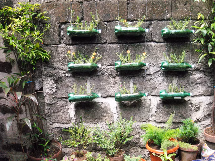 Với những chậu hoa treo từ vỏ cây nhựa, khu vườn của nhà bạn trở nên lôi cuốn hơn nhiều.