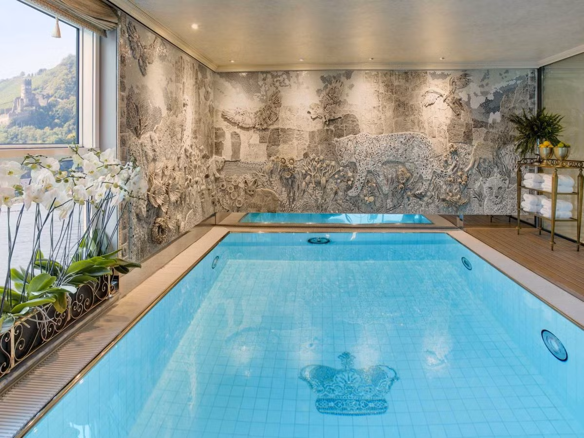 Bể bơi trên tàu có khung cảnh tuyệt đẹp.