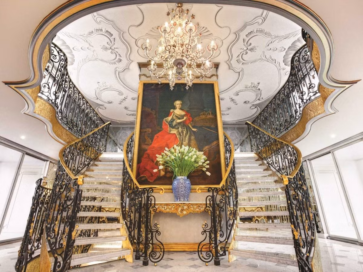 Tàu SS Maria Theresa có chiều dài 135 m, gồm 3 tầng và có cả thang máy bên trong. Con tàu cung cấp ba tuyến đường du lịch khác nhau ở Châu Âu. Trong hình là khu sảnh sang trọng, lộng lẫy của con tàu.