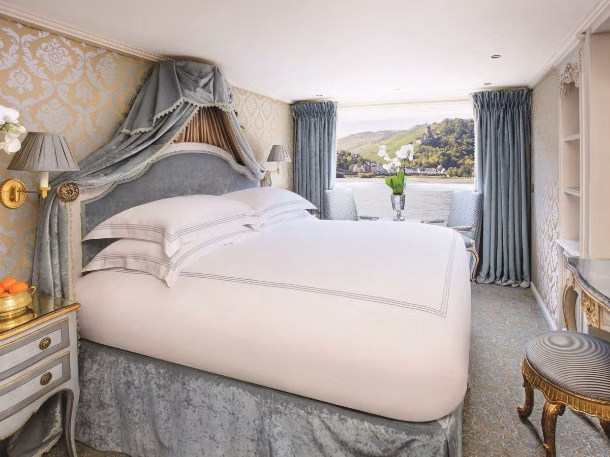 Phòng Stateroom rộng rãi với cửa sổ lớn nhìn ra ngoài tuyệt đẹp. Tổng cộng có 64 phòng Stateroom trên tàu.