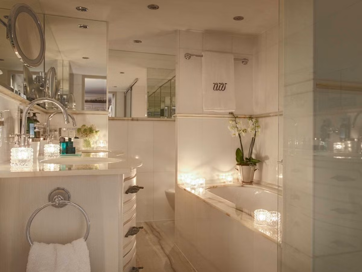 Phòng tắm cũng rất rộng rãi với một phong cách hoàng gia.