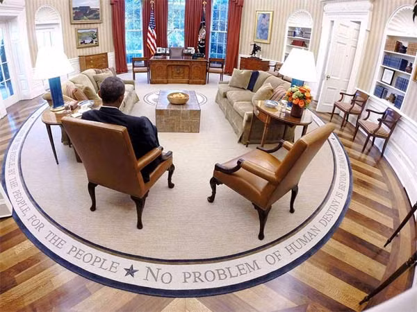 Là một trong những nơi làm việc nổi tiếng nhất thế giới, phòng Bầu dục ở Nhà Trắng chứng kiến nhiều thời khắc lịch sử và có nhiều thay đổi qua các thời kỳ tổng thống Mỹ.