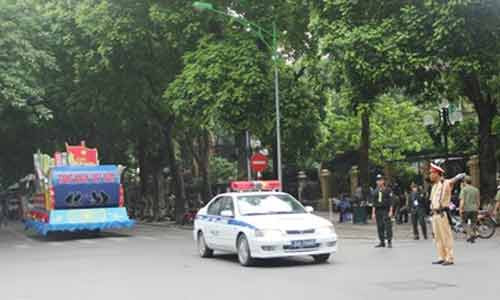 Cong an HN danh vi tri dep cho nhan dan xem dieu binh