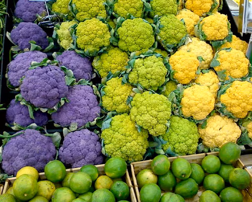 Súp lơ cầu vồng được bày bán ở chợ trông hết sức bắt mắt.