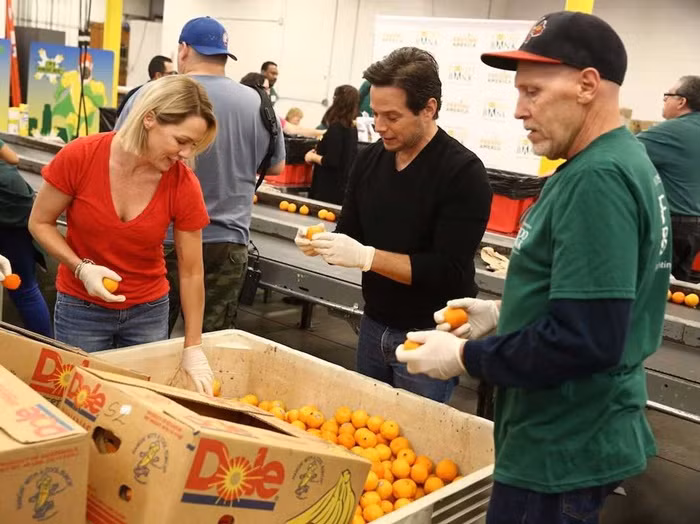 8. Một cách tuyệt vời khác để kết thúc cuối tuần của người thành công đó là đi làm từ thiện. Theo những người thành công chia sẻ, không có cách nào khiến đầu óc của họ cảm thấy nhẹ nhõm hơn bằng cách đi giúp đỡ những người kém may mắn hơn trong xã hội.