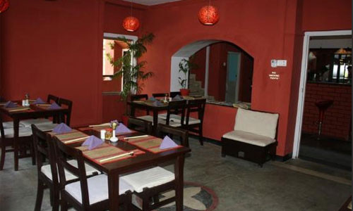 Hầu hết đồ nội thất của nhà hàng Việt ở Nepal này được làm bằng gỗ màu tối, chiếu tre và bức tranh tái hiện lên nền văn hóa và truyền thống của dân tộc.