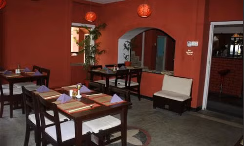 Hầu hết đồ nội thất của nhà hàng Việt ở Nepal này được làm bằng gỗ màu tối, chiếu tre và bức tranh tái hiện lên nền văn hóa và truyền thống của dân tộc.