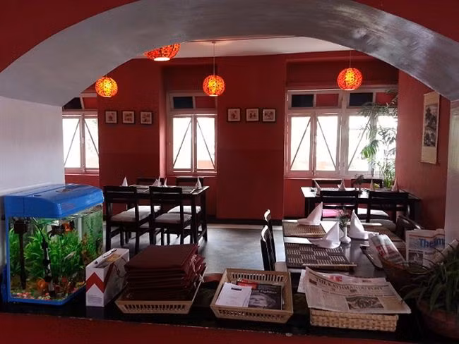 Không gian nội thất đậm chất văn hóa Việt với màu đỏ chủ đạo.