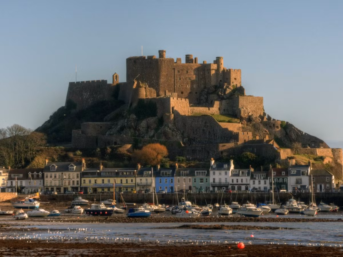 1. Jersey, thuộc quần đảo Channel của Anh được xem là thiên đường thuế cho các doanh nhân khởi nghiệp. Không VAT và có khả năng 0% thuế doanh nghiệp giúp Jersey thu hút các công ty quốc tế đầu tư kinh doanh. Thực tế, Jerrsey có tới 4/5 nền kinh tế địa phương đến từ các lĩnh vực tài chính ở nước ngoài.