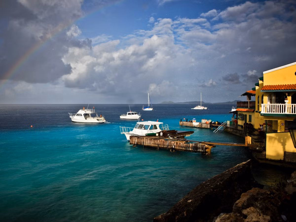 4. Bonaire (một lãnh thổ hải ngoại của Hà Lan): Năm 2001, Bonaire sửa đổi một phần chế độ thuế của họ với hình ảnh của một thiên đường thuế.