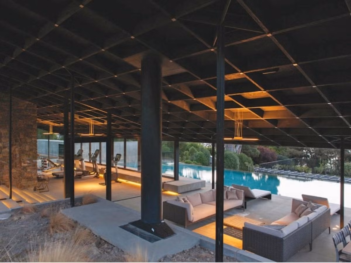 Khách sạn Olive Grove ở Banks Peninsula, New Zealand, cung cấp không gian nghỉ ngơi thư giãn và phòng tập gym ngay cạnh bể bơi xanh mát.