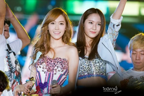 Chị em Jessica và Krysal Jung: Hai chị em nhà Jung được sinh ra ở San Francisco và đều được hưởng quyền công dân ở cả Mỹ và Hàn Quốc.