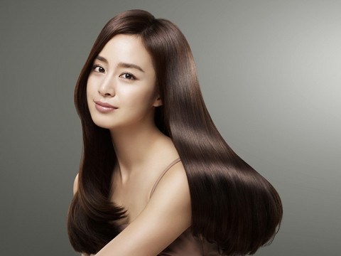 Không chỉ sinh ra trong gia đình giàu có, Kim Tae Hee còn là nữ diễn viên có cát xê khủng hiện nay khi chỉ cần diễn cảnh ngủ trong phim đình đám Yong Pal (Thiên Tài Lang Băm) cũng nhận được 770 triệu đồng mỗi tập.