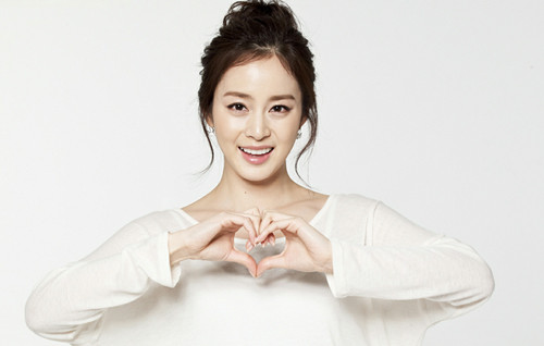 Cha của nữ diễn viên Kim Tae Hee là CEO của một công ty bất động sản và ông cũng đang sỡ hữu cho mình một công ty giao thông vận tải. Ông hiện giữ chức hội phó của Hiệp hội Taekwondo Ulsan.