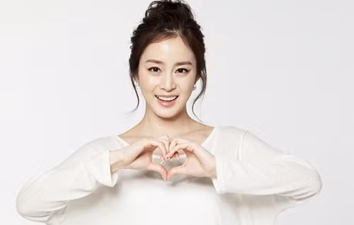 Cha của nữ diễn viên Kim Tae Hee là CEO của một công ty bất động sản và ông cũng đang sỡ hữu cho mình một công ty giao thông vận tải. Ông hiện giữ chức hội phó của Hiệp hội Taekwondo Ulsan.