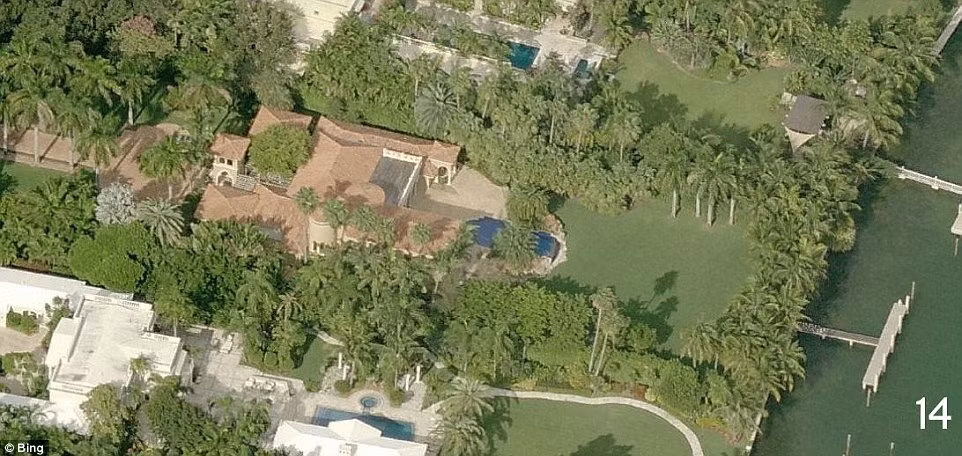 HLV bóng rổ Louisville Rick Pitino và vợ của mình đã mua dinh thự hiện tại của họ trên Indian Creek Village Road với giá 5,4 triệu USD vào năm 1999.