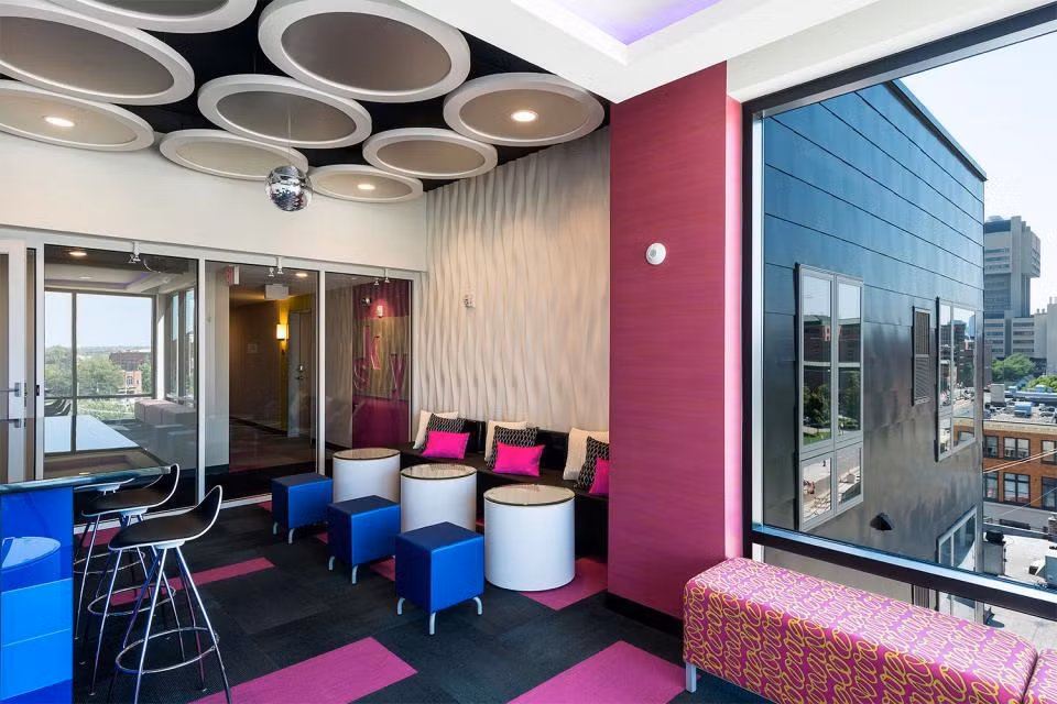 Các dịch vụ của Asset Campus gồm bể bơi ngoài trời, phòng tập yoga và cả rạp hát.