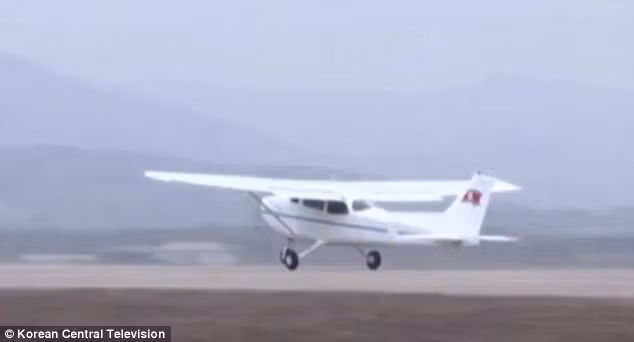 Lo hinh anh may bay Trieu Tien ong Kim Jong Un lai-Hinh-4