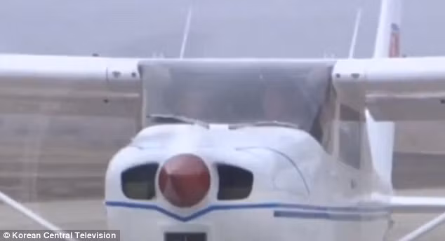 Lo hinh anh may bay Trieu Tien ong Kim Jong Un lai-Hinh-3