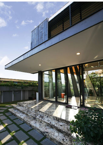 Biệt thự Đông Anh đã được xây dựng bằng các phương pháp truyền thống kết hợp công nghệ hiện đại để gắn kết giữa thiết kế bền vững với thân thiện môi trường. Hồ nước nhỏ ở phía trước ngôi nhà có tác dụng là mát dịu không khí. Hệ thống điện thông minh và tấm pin mặt trời giúp tiết kiệm năng lượng cho biệt thự.