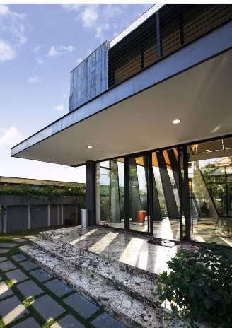 Biệt thự Đông Anh đã được xây dựng bằng các phương pháp truyền thống kết hợp công nghệ hiện đại để gắn kết giữa thiết kế bền vững với thân thiện môi trường. Hồ nước nhỏ ở phía trước ngôi nhà có tác dụng là mát dịu không khí. Hệ thống điện thông minh và tấm pin mặt trời giúp tiết kiệm năng lượng cho biệt thự.