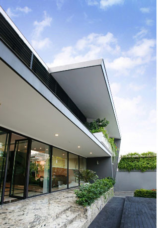 Vườn, sân, khoảng trống và không gian sống được hòa quyện vào nhau, mang thiên nhiên vào nhà.