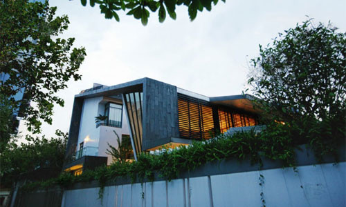 Với những nguyên tắc trên, KTS đã thiết kế nên một căn biệt thự tuyệt đẹp với không gian bán mở. Mỗi phòng trong biệt thự Đông Anh đều có hai mặt mở ra bên ngoài, tối ưu hóa ánh sáng và thông gió tự nhiên. Mặc dù biệt thự này được thiết kế theo kiến trúc hiện đại song không gian sống bên trong ngôi nhà vẫn rất linh hoạt và gần gũi với sinh hoạt của người Việt.