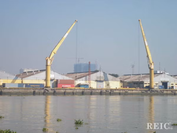 Dưới chân tòa nhà là Trung tâm thương mại Vincom Center có diện tích 59.000m2, kết nối phần tầng hầm, kiến tạo không gian mua sắm đặc biệt sang trọng. Tiếp đó là Quảng trường rộng lớn với hệ thống đài phun nước hiện đại, nối liền cảnh quan của khu đô thị với công viên xanh và sông Sài Gòn phía trước. Trong hình là công trường thi công của dự án tòa nhà The Landmark81.