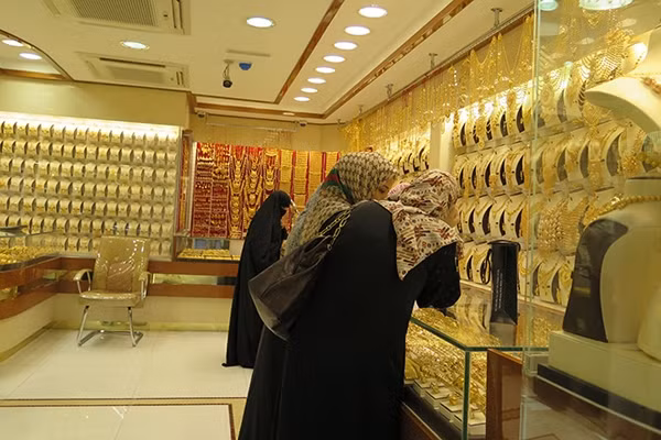 Chợ vàng Gold Souk của Dubai là một trong những trung tâm buôn bán vàng lớn nhất thế giới.