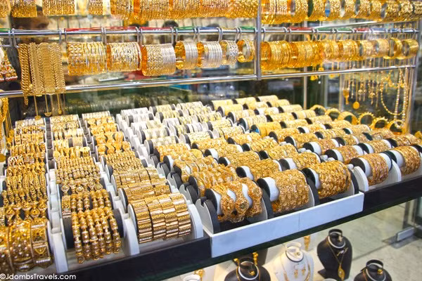 Không giống như các quốc gia khác trên thế giới, chợ vàng giá rẻ Gold Souk được bán theo đơn vị gram (g) đến kg. Thậm chí, vàng ở đây được bán với số lượng lớn, ước tính lên tới hàng tấn.