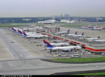 Theo số liệu thống kê năm 2014, Atlanta cũng là phi trường tiếp đón lượng máy bay cất cánh và hạ cánh nhiều thứ hai thế giới (xếp sau sân bay quốc tế O'Hare tại Chicago).