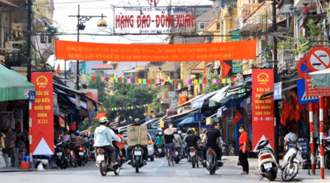 Giá đất năm 2015 ở Hà Nội cao nhất cả nước: Cụ thể, giá đất cao nhất tại Hà Nội có mức 162 triệu đồng/m2, đó là các phố Hàng Ngang, Hàng Đào, Lý Thái Tổ (quận Hoàn Kiếm), tăng gấp 2 lần so với năm 2014; giá đất ở tại các quận có mức thấp nhất là 3,96 triệu đồng/m2 tại phường Dương Nội (quận Hà Đông).