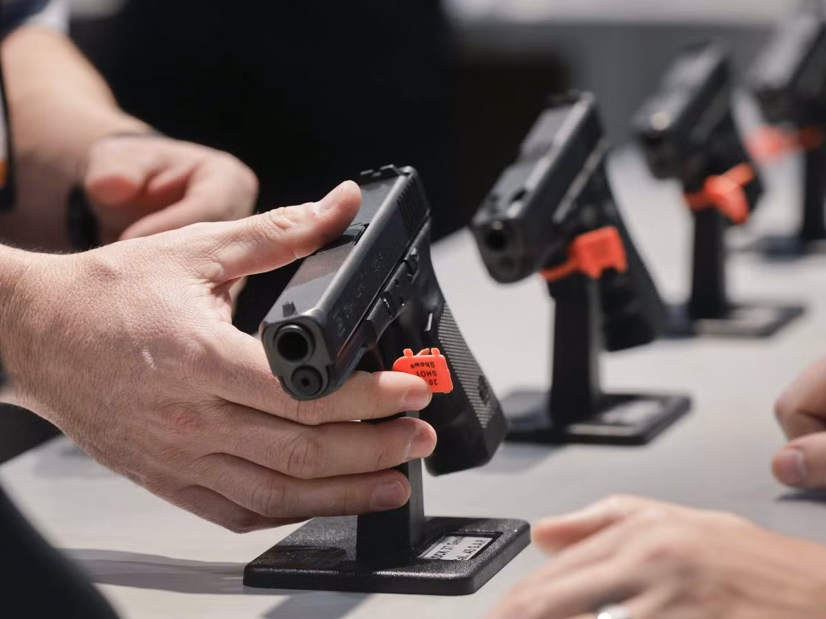 Bloomberg cũng ủng hộ việc kiểm soát dùng súng và đã cam kết trao 50 triệu USD cho một chiến dịch mới về việc hạn chế nghiêm ngặt với quyền sử dụng súng.