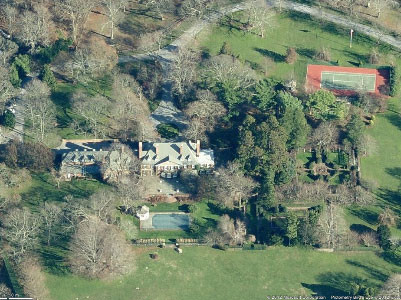 Ngoài ra, Bloomberg còn sở hữu một căn nhà 10 triệu USD ở London, một biệt thự 20 triệu USD ở Southampton, bang New York, và một căn hộ 1,5 triệu USD ở Vail. Tổng cộng, ông có 11 dinh thự khác nhau ở khắp nơi.