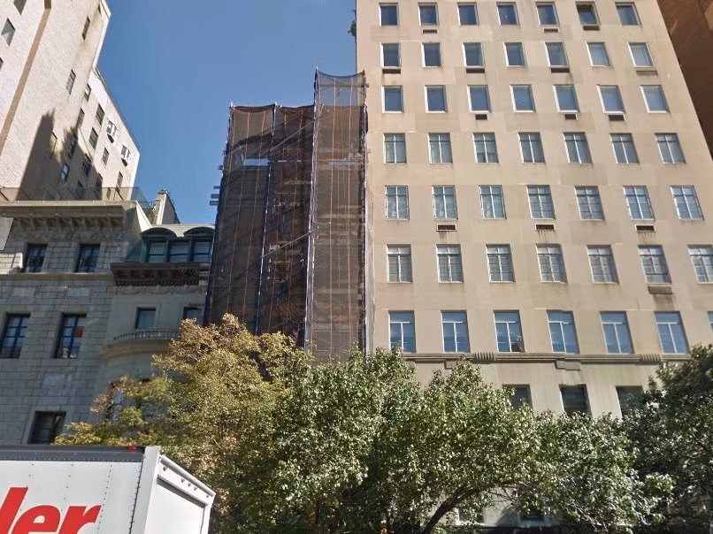 Khi về nhà ở New York, Bloomberg thư giãn trong ngôi biệt thự 5 tầng trên đường 79 Street. Tỷ phú này từng bỏ ra 1,7 triệu USD để tân trang lại biệt thự này khi ông còn là Thị trưởng New York.