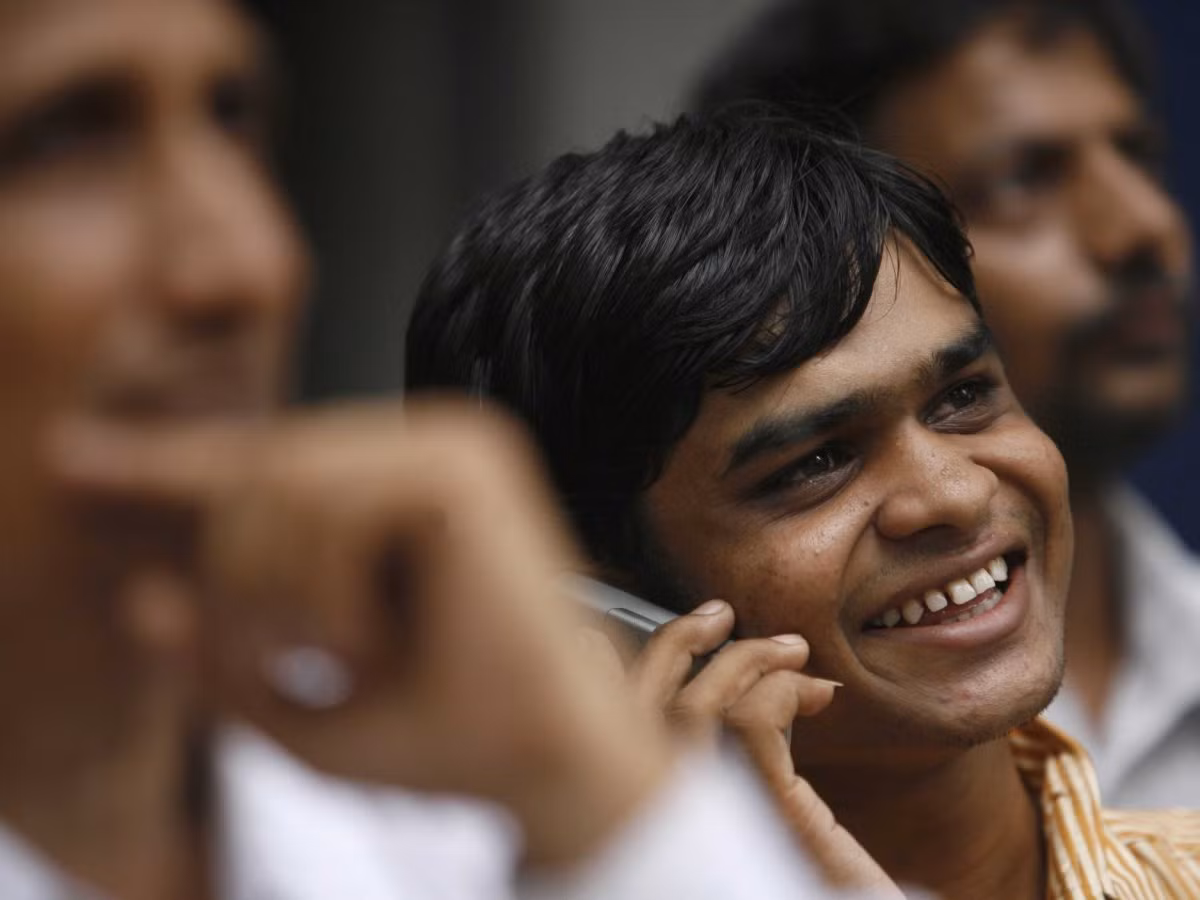 8. Ấn Độ: Ngành dịch vụ đã trở thành một nguồn thu chính thúc đẩy tăng trưởng kinh tế của Ấn Độ, chiếm gần 2/3 GDP và tạo ra việc làm cho gần 1/3 lực lượng lao động. Tuy nhiên, các vấn đề như tham nhũng, nghèo đói và phân biệt đối xử với phụ nữ và trẻ em gái đang là những vấn đề nan giải với quốc gia đông dân thứ hai thế giới này.